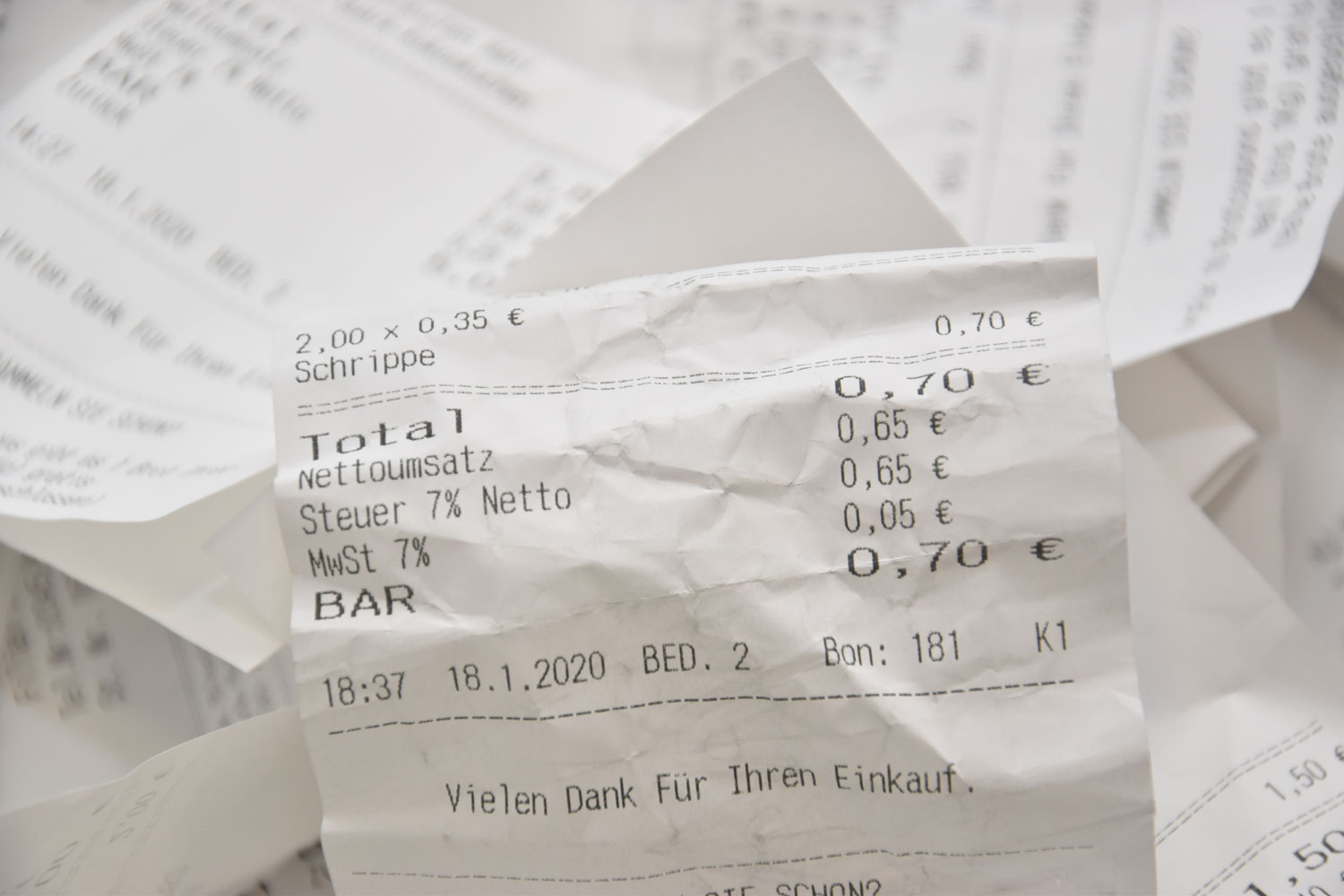 Ein Bon, der auf vielen anderen Bons liegt.