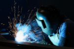 Metallbauer schweißt