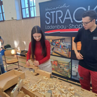 Bei der Heinrich Stracke GmbH konnte die Schüler sich im Hobeln probieren.