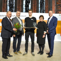 1. Bundessieger Glaser (Fenster und Glasfassadenbau) und 1. Preisträger Die Gute Form: Malte Fynn Schurkus, Ausbildungsbetrieb: Sven Papon in Halle 1. Bundessieger Glaser (Fenster und Glasfassadenbau) und 1. Preisträger Die Gute Form: Malte Fynn Schurkus, Ausbildungsbetrieb: Sven Papon in Halle
