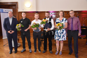 René Rebenstorf (l.), Beigeordneter für Stadtentwicklung und Umwelt der Stadt Halle, und Dirk Neumann (r.), Hauptgeschäftsführer der Handwerkskammer Halle, gratulierten den Besten: Miguel Zeyß (2.v.l.), Julian Gerth (3.v.l.), William Munns und Verena Kriester.