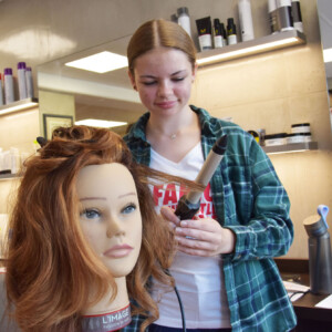 Abigail Sofie Dathe findet den Friseurberuf sehr individuell. Auf die Frage, ob es das ist, was sie sich vorgestellt hat, was im Haarstudio Carat zu Hände hoch fürs Handwerk alles gezeigt, sagt die 15-Jährige: „Es ist mehr als das. Es hat meine Erwartungen übertroffen.“