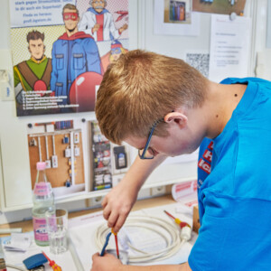 Maximillian Ott hat schon viele handwerkliche Ausbildungsberufe in Praktikas kennengelernt. „Handwerk ist meins“, sagt der Neuntklässler, der sich bei EAB Sandow probiert.