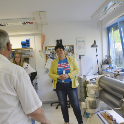 Britta Grahneis, Tageshandwerkerin und Vizepräsidentin der Handwerkskammer Halle, besuchte das Sanitätshaus Klinz.