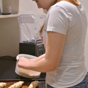 Emily Gesch lernt den Beruf der Fachverkäuferin im Lebensmittelhandwerk (Schwerpunkt: Bäckerei) kennen: „Mir macht es Spaß. Man steht nicht nur rum, sondern belegt zum Beispiel auch Brötchen. Das wusste ich nicht.“ Auf dem Bild bereitet Emily Nuss-Nugat-Croissants vor und wälzt sie in Nusssplittern.
