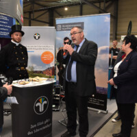 Messerundgang am Stand der Handwerkskammer Halle, Jens Schumann, stellvertretender Hauptgeschäftsführer beantwortet Fragen.