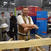Fachbereichsleiter Kay Franz hat die jungen Messebesucher dazu eingeladen, selbst mal den Hammer in die Hand zu nehmen.