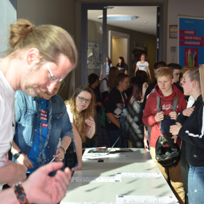 Schüler treffen ein zu Hände hoch fürs Handwerk