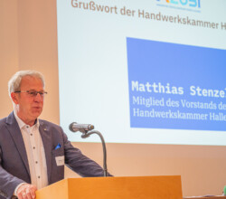 Matthias Stenzel, Vorstandmitglied der Handwerkskammer Halle, hielt das Grußwort bei der Azubi4ID-Preisverleihung. Matthias Stenzel, Vorstandmitglied der Handwerkskammer Halle, hielt das Grußwort bei der Azubi4ID-Preisverleihung.