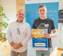 Dritter Platz geht an Jim Gebhardt. Mit dabei: Ausbilder und Chef Dirk Steiner von Steiner Behälter- und Apparatebau. Dritter Platz geht an Jim Gebhardt. Mit dabei: Ausbilder und Chef Dirk Steiner von Steiner Behälter- und Apparatebau.