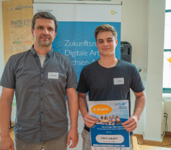 Zweiter Platz errang Theo Wendt, Auszubildender bei der Tischlerei Hillger. Mit dabei: Torsten Hillger von der Tischlerei Hillger. Zweiter Platz errang Theo Wendt, Auszubildender bei der Tischlerei Hillger. Mit dabei: Torsten Hillger von der Tischlerei Hillger.