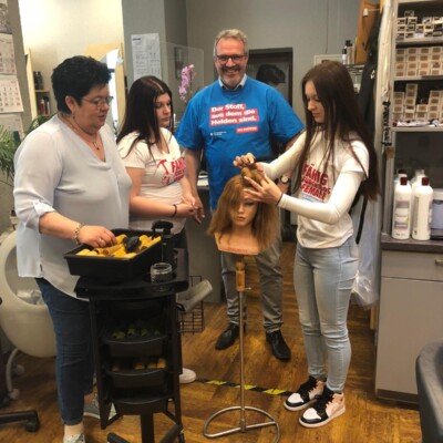 Amy Kalas (r.) probiert sich bei Haargalerie Schnittpunkt im Lockenwickeln. „Es ist ein Kindheitstraum von mir, Friseurin zu werden“, sagt die Schülerin. Mit dabei: Friseurmeisterin Anja Schwebel, Schülerin Josephine Schöllner und Holger Dittrich, Dezernent Ordnung, Verkehr, Planung und Wirtschaftsförderung der Stadt Bernburg.