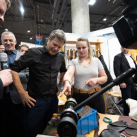 Bundesumweltminister bei der Sattler Hannah Hesse am sachsen-anhaltischen Messestand.Bundesumweltminister bei der Sattler Hannah Hesse am sachsen-anhaltischen Messestand. Bundesumweltminister bei der Sattler Hannah Hesse am sachsen-anhaltischen Messestand.