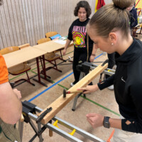 Bei der Tischlerei Körting konnten die Gymnasiasten einen Nagel versenken.