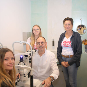 Magdalena Namsdek (hinten links): „Ich wollte etwas mit Chemie machen, aber möchte auch etwas Handwerkliches ausprobieren. Vielleicht wäre der Beruf der Augenoptikerin ja etwas für mich.“