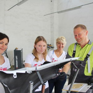 Ronja Brigert (vl.n.r.), Laura Sando, Cornelia Lüddemann und Fahrzeuglackierermeister Falko Kästner beim Autohaus Feser Heise.