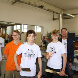 Tischler Marvin Grahneis (v.l.n.r.), Tischlergeselle Jerome Flatau, die Schüler Frederic Gebl und Leon Maximillian Bär sowie Sebastian Scholz, Abteilungsleiter Betriebsberatung und Bildung der Handwerkskammer, bei der Tischlerei Körting.