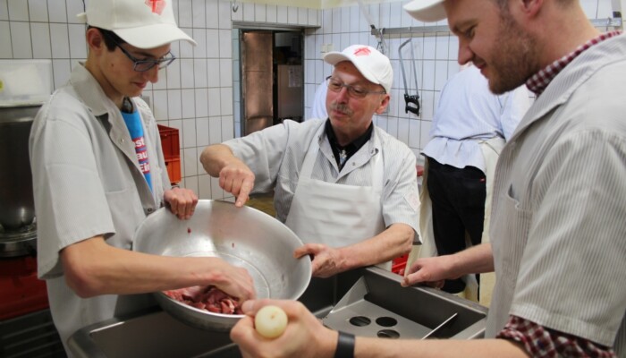 Hände hoch fürs Handwerk in der Fleischerei Kohlmann in Greppin. Hände hoch fürs Handwerk in der Fleischerei Kohlmann in Greppin.