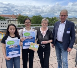 Die Siegerinnen aus dem Handwerk und Gratulanten (v.l.n.r.): Do Thi Thu Hoan, Pham Yen Vy, Reginas Block von der Konditorei Block und Matthias Stenzel vom Vorstand der Handwerkskammer Halle. Die Siegerinnen aus dem Handwerk und Gratulanten (v.l.n.r.): Do Thi Thu Hoan, Pham Yen Vy, Reginas Block von der Konditorei Block und Matthias Stenzel vom Vorstand der Handwerkskammer Halle.