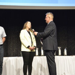 Jasmin Härzer, beste Friseurgesellin 2021 in Sachsen-Anhalt und beste Friseurmeisterin der Handwerkskammer Leipzig 2022, bei der Gesprächsrunde.