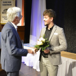 PLW 2022: Staatssekretär Wolfgang Beck gratuliert Jost Heise, der beste Orthopädietechnik-Mechaniker Deutschlands