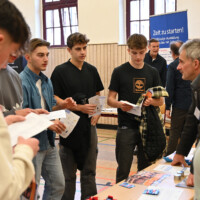Mandy Faatz (r.) und der Berater für „Passgenaue Besetzung“ Peter Hoffrichter (2. v. r.) von der Handwerkskammer Halle erörtern Schülern des Gropiusgymnasiums Karrierechancen mit Abitur.