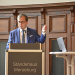 Jens Bühligen, Oberbürgermeister von Merseburg, begrüßt die Gäste der Auszeichnungsveranstaltung Azubi4ID im Ständehaus. Jens Bühligen, Oberbürgermeister von Merseburg, begrüßt die Gäste der Auszeichnungsveranstaltung Azubi4ID im Ständehaus.
