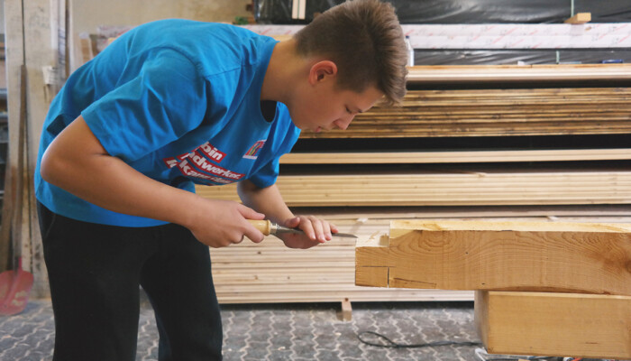 Hände hoch fürs Handwerk: Schüler probiert sich bei der Zimmerei Vater in Wittenberg aus. Hände hoch fürs Handwerk: Schüler probiert sich bei der Zimmerei Vater in Wittenberg aus.