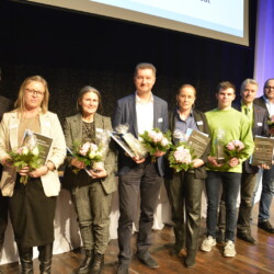 Dirk Neumann (v.l.), Hauptgeschäftsführer Handwerkskammer Halle, Annelie Schwarzer, Günter Schulz GmbH & Co KG, Katrin Steinecke, Ihr Bäcker GmbH, Thomas Rudolph, Autohaus Rudolph GmbH, Silvana Walter, Figaro Bitterfeld GmbH, Azubi Dominik Bartsch und Gert Sandow, EAB – G. Sandow GmbH, Maik Elmenthaler vom Autohaus Müller Wittenberg GmbH und Thomas Keindorf, Präsident Handwerkskammer Halle.