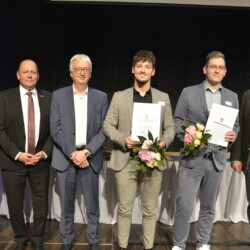 Bundessieger Jost Heise (M.) und Alexander Möbius (2.v.r.) sowie ihre Gratulanten (v.l.): Hagen Mauer, Uwe Runge, Wolfgang Beck und Thomas Keindorf.
